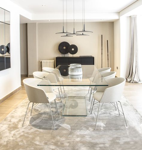 VALENCIA dining table in a Residential project Thanks to its transparent and aerial architecture the Valencia dining table creates original visual effects. An idea that shapes infinite possibilities, always with a unique design. thanks to Mercader De Indias #Sovetitalia #glass #design #interior #architecture #archilovers #designlovers #inspiration #home #furniture #project #style #residential Transparent Dining Table, Glass Table Dining Room Ideas, Glass Design Interior, Glass Dinner Table, Glass Dinning Table, Sarah Core, Ideas Salon, Dinner Room, Infinite Possibilities