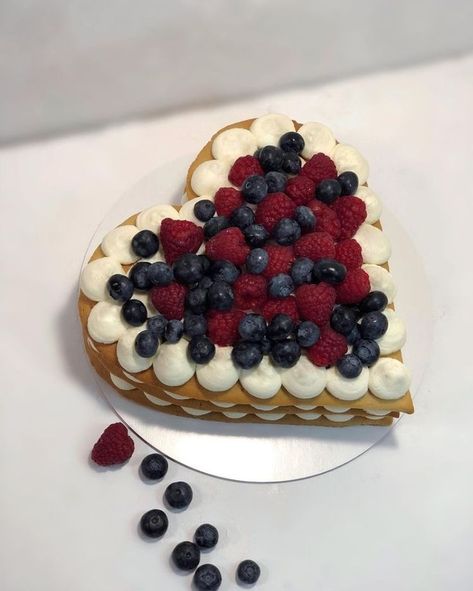 This heart-shaped cake with fresh berries has a stunning presentation ~.~ Heart Shaped Cheesecake, Cake With Fresh Berries, Cake Berries, Heart Cake, 16th Birthday Party, Fresh Berries, 16th Birthday, Mini Cheesecake, Cheesecake