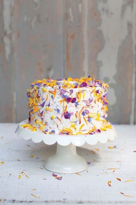 Raspberry Cream Cheese Frosting, Edible Flowers Cake, Edible Flowers Recipes, Lime Cake, Cake Blog, Edible Gold, Honey Cake, Traditional Cakes