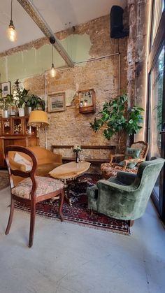 Vintage Coffee Shops, Cosy Cafe, Opening A Coffee Shop, Café Design, Bakery Design Interior, Bookstore Cafe, Coffee Shop Interior Design, Cozy Coffee Shop, Coffee Shop Aesthetic