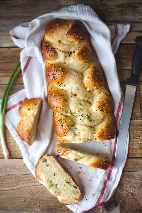 scallion challah Onion Pancake, Challah Bread Recipes, Jewish Foods, A Loaf Of Bread, Scallion Pancakes, Challah Bread, Jewish Food, Kosher Recipes, Loaf Of Bread