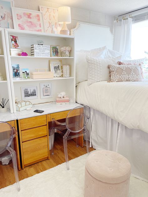 Mizzou Dorm, Sorority Dorm Room, Pretty Dorm Room, Beautiful Dorm Room, College Dorm Room Inspiration, Dream Dorm Room, Dorm Room Styles, Dream Dorm, College Room Decor