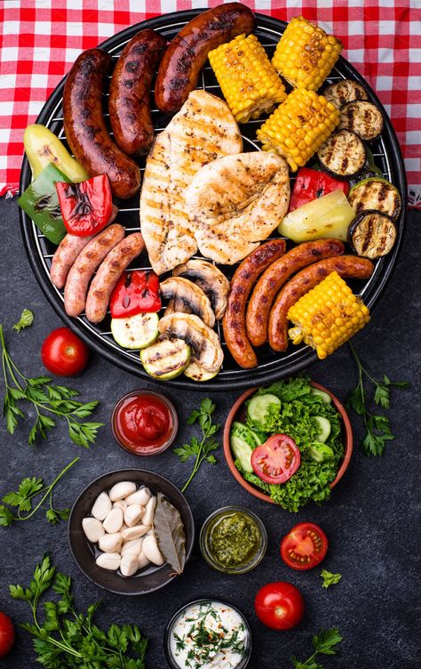 Bbq Dinner Party, Sausage Platter, Grilled Platter, Sausage Burgers, Meat And Vegetables, Bbq Dinner, Meat Platter, Grilled Sausage, Clay Work