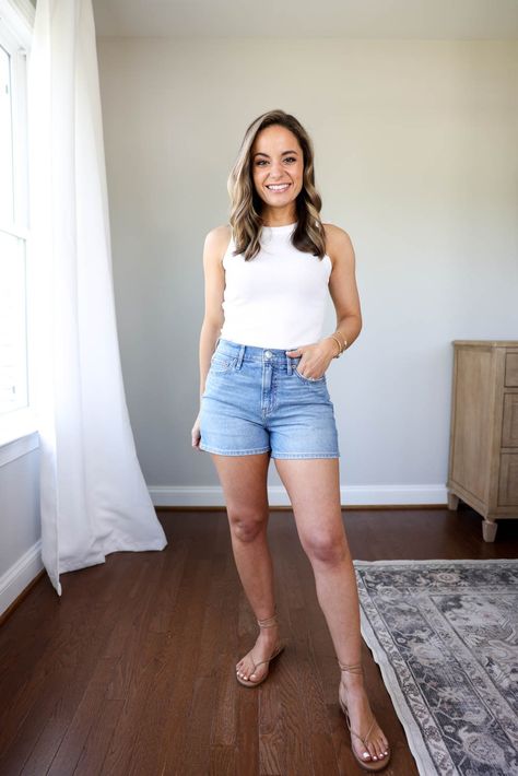 Summer Outfits Denim Shorts, Summer Outfits Denim, Petite Summer Outfits, Mid Length Shorts, Outfits Petite, Spring Capsule Wardrobe, Moda Jeans, Push Ups, American Eagle Shorts