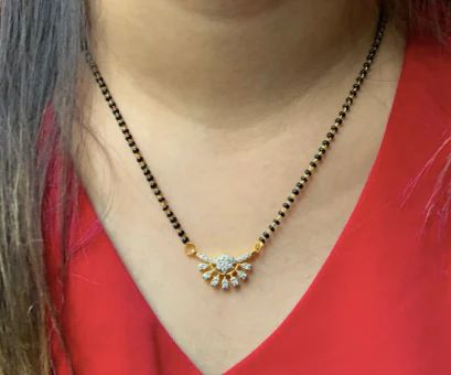 Single Line Nallapusalu Designs, Office Wear Mangalsutra, Black Beads Lockets Designs, Blackbeads Locket Designs, Simple Nallapusalu Designs Gold, New Mangalsutra Designs Gold, Mini Mangalsutra Designs Gold, Simple Black Beads Chain, Trending Mangalsutra Designs