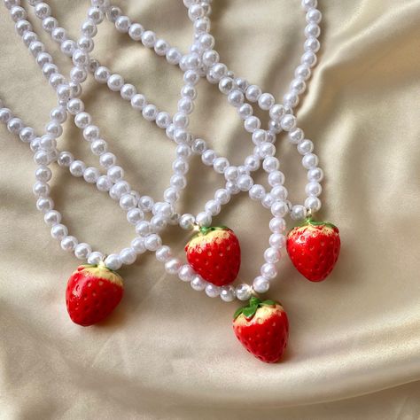 Oc Accessories, Strawberry Things, Strawberry Girl, Random Aesthetic, Cute Strawberry, Girly Accessories, Accessories Ideas, Window Shopping, Neck Piece