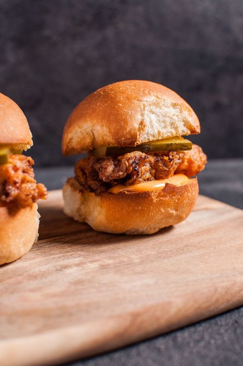 What To Eat With Chicken, Fried Chicken Sliders, Fried Buffalo Chicken, Sliders Recipes Chicken, Buffalo Chicken Sliders, Chicken Sliders, Burger Sliders, Fried Chicken Breast, Spicy Mayo