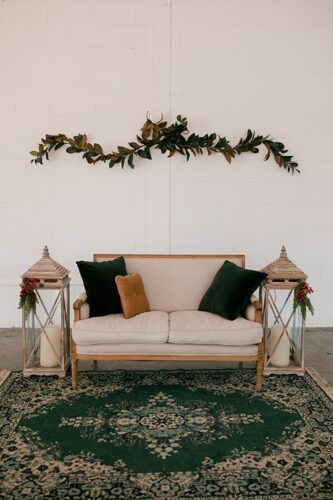 Modern Studio Christmas Photos, Fun Christmas Mini Session Ideas, Fall Mini Shoot Indoor, Indoor Holiday Mini Sessions, Boho Christmas Backdrop, Holiday Photoshoot Backdrop, Minimalist Christmas Mini Sessions, Holiday Studio Photography, Vintage Christmas Mini Sessions