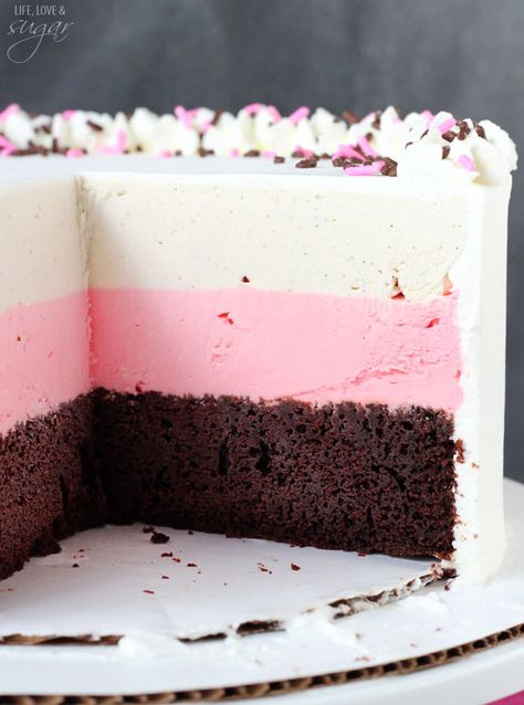 Neapolitan Ice Cream Cake - moist chocolate cake with strawberry and vanilla ice cream! Delicious! Neapolitan Ice Cream Cake, Cake On A Plate, Best Ice Cream Cake, Strawberry Ice Cream Cake, Easy Ice Cream Cake, Homemade Ice Cream Cake, Neapolitan Ice Cream, Chocolate Strawberry Cake, Ice Cream Cake Recipe