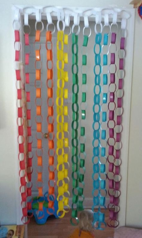 Remember making paper chains as a kid? I DO! I made this rainbow cloud entrance curtain for my daughters rainbow party! Valakaapu Decor, Rainbow Photo Wall, Diy Paper Chain, Paper Curtains, Entrance Curtain, Paper Curtain, Monkey Room, Rainbow Unicorn Birthday, Painting Birthday