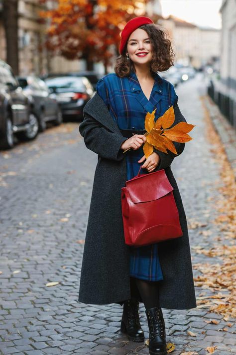 How To Wear A Beret Right: From Classic To Modern Looks French Beret Outfit, Black Beret Outfit, How To Style Beret, Beret Outfit Street Style, Red Beret Outfit, Beret Outfits, How To Wear A Beret, Beret Outfit, Beret Fashion