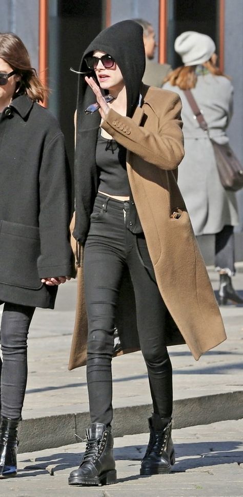 Cara Delevingne Street Style, Cara Delevingne Style, Cara Delevingne, Casual Boots, Style Icons, Trench Coat, Fashion Inspo, Street Style, Fashion Outfits