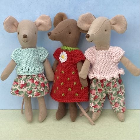 Cozy Up with Crochet Patterns Ideas for Winter Maileg Mouse Clothes, Strawberry Mice, Knit Socks Tutorial, Granny Square Step By Step, Clothing Sewing Patterns Free, Maileg Doll House, Maileg Mice, Maileg Dolls, Crochet Patterns Ideas