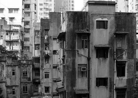 Walking the urban jungle of Hong Kong’s Central District, China (© Christian Junker) Black And White Calendar, Urban Hell, Jungle Photography, Dark City, City Buildings, Old Buildings, Night City, Urban Photography, City Aesthetic