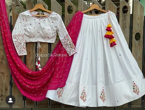 White Chaniya Choli Designs Navratri, White Lehenga Designs Navratri, White Self-design Choli For Navratri, White Organza Choli For Navratri, White Chanderi Choli For Navratri, Simple Lehenga Choli, Lengha Blouse Designs, Chaniya Choli Designs, Cotton Lehenga