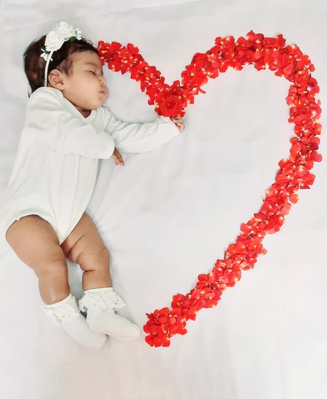 Rose Petals Photoshoot Ideas, One Month Baby Girl Photoshooting, Baby Girl Monthly Photoshooting Ideas, 1 St Month Baby Photo Shoot, Baby Girl Photoshooting Ideas, 1 Month Baby, Baby Boy Newborn Photography, Apj Quotes