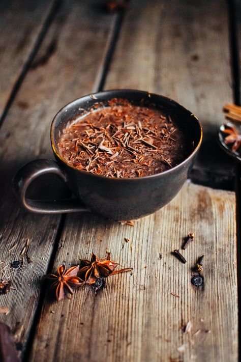 Chai hot chocolate Campfire Hot Chocolate, Homemade Chai Spice, Chai Hot Chocolate, Spiced Hot Chocolate Recipe, Chai Spice Mix, Homemade Chai, Baking Lessons, Chai Spices, Sweet Bourbon