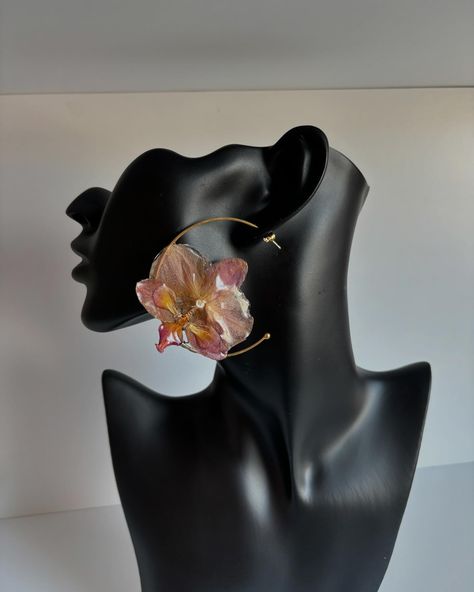 The last paire of Orchid Hoop is the exotic vibe you need for this summer 🌼🧡🌞 #koraatelierbcn #barcelonahandmade #joyasfloresreales #idearegalo #bijouxfleurs Orchid Jewelry, Wire Flowers, Real Flower Jewelry, Polymer Crafts, Expensive Jewelry, Handmade Wire Jewelry, July 16, Flower Accessories, Fancy Jewelry