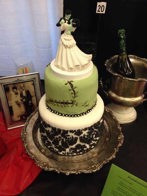 Ghoulia Childs on Twitter: "FRANKENSTEIN themed Wedding Cake. (Cake artist unknown) #GhastlyGastronomy  #WickedWeddings https://t.co/8ra5ECc76e" Frankenstein Wedding Cake, Frankenstein Wedding Theme, Frankenstein Birthday, Frankenstein Wedding, Wedding Cake Setup, Frankenstein Cake, Creepy Cakes, Vintage Frankenstein, Horror Wedding