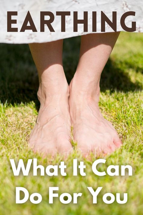 woman with her bare feet in the grass Earthing Benefits, Grounding Benefits, Healthy Earth, Grounding Shoes, Nature Benefits, Forest Therapy, Nature Therapy, How To Help Nausea, Earthing Grounding