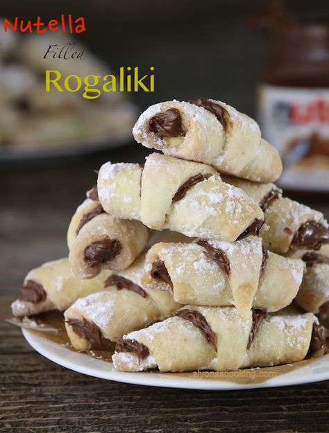 Nutella Rogaliki (Russian Crescent Cookies with Step-by-Step Photos) Chocolate Rugelach Recipe, Ice Cream Cake Roll, Chocolate Rugelach, Rugelach Cookies, Nutella Croissant, Rugelach Recipe, Best Pie Crust, 1 Cookies, Russian Foods