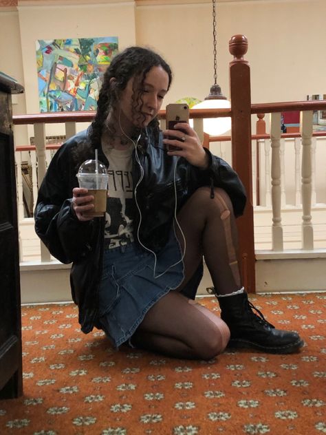 teenage girl soft grunge outfit aesthetic leather jacket London Aesthetic Grunge, Soft Grunge Outfits Aesthetic, Artsy Girl Aesthetic, Aesthetic Leather Jacket, Grunge Outfit Aesthetic, Soft Grunge Outfit, Mori Mori, Flower Girl Outfits, Artsy Girl