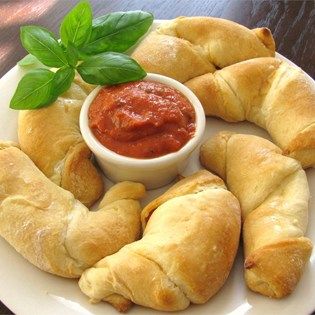 Pizza Moons I "These are a great quick kid friendly meal. I had a tube of crescent rolls that I needed to hurry to use before it expired and decided to make these." Eclipse Snacks, Crescent Roll Appetizers, Eclipse Party, Pizza Sauce Homemade, Snacks Healthy, Quick And Easy Appetizers, Crescent Roll Recipes, Recipes Appetizers And Snacks, Easy Appetizer Recipes