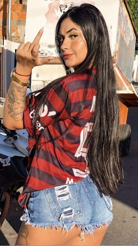 Chola Girl, Tattoed Women, Looks Party, Best Friend Photos, Cute Love Couple, Girls Life, Teenage Fashion Outfits, Swag Outfits, Long Hair