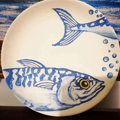 Fish Pottery Ideas, Cute Plates Aesthetic, Ceramic Drawing Ideas, Ceramic Painting Fish, Pottery Painting Sea Theme, Fish Pottery Painting, Painting Plates Ideas, Dish Painting Ideas, Ceramic Plate Painting