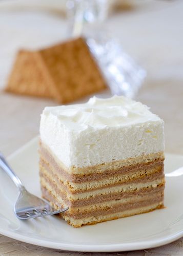 No Bake Butter Biscuits Cake - This is such a simple and elegant dessert Cracker Cake, Graham Cracker Cake, Butter Biscuit, Fudge Caramel, Biscuits Graham, Biscuit Cake, A Piece Of Cake, Bake Desserts, Yummy Sweets