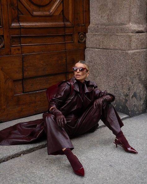 Red And Brown Outfit, Burgundy Coat Outfit, Burgundy Outfits, Monochromatic Style, Burgundy Leather Jacket, Burgundy Outfit, Street Style Fall Outfits, Romy Schneider, Dope Fashion