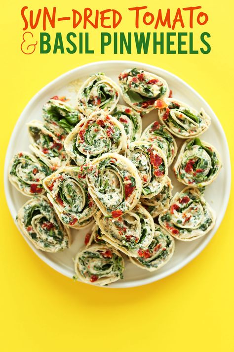 AMAZING 8-ingredient, 15-minute Sun-dried Tomato and Basil Pinwheels! An easy, crowd-pleasing summer-friendly appetizer or snack! #vegan #recipe #appetizer #summer #minimalistbaker Vegan Entertaining, Pita Recipes, Kid Foods, Entertaining Food, Vegan Parmesan Cheese, Pinwheel Recipes, Minimalist Baker, Summer Appetizer, Vegan Appetizers