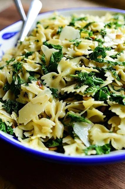 Kale Pasta Salad, Bowtie Pasta Salad, Salad Kale, Kale Pasta, Diner Recept, Kale Recipes, Bowtie Pasta, Think Food, Idee Pasto Sano