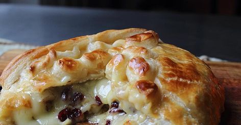 Baked Stuffed Brie with Cranberries & Walnuts Stuffed Brie, Cheesy Puffs, Brie With Cranberries, Brie En Croute, Appetizers Ideas, Cranberry Meatballs, Brie Cranberry, Thanksgiving Appetizers Easy, Thanksgiving Appetizer