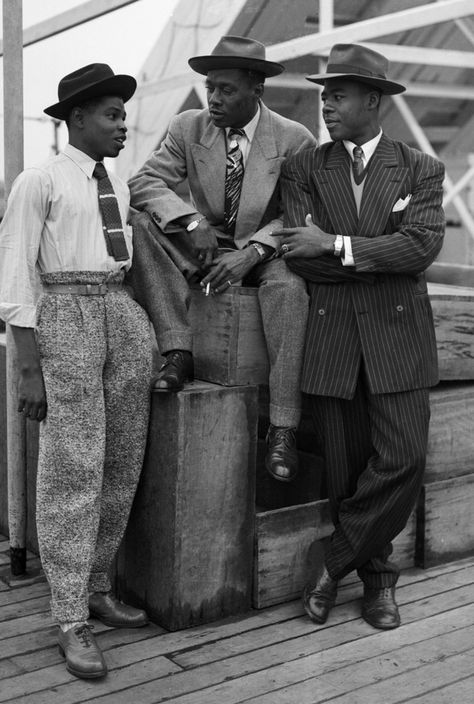 Fabulous zoot suits. (100%, would wear those pants on the left.) The Blacker The Berry, Jamaican Men, 1950s Mens Fashion, Men In Suits, Vintage Foto's, Zoot Suit, Mode Editorials, Americana Vintage, 1950s Mens