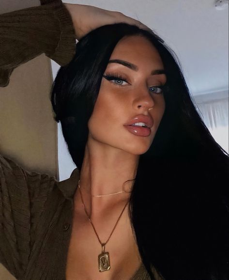 Long Black Hair, Baddie Hairstyles, Pretty Makeup, Long Black, Girl Face, Beauty Inspiration, Dark Hair, Pretty Face, Aesthetic Girl