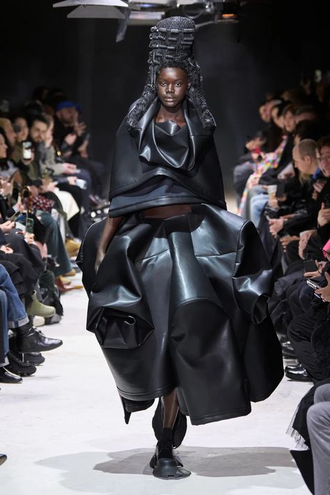 Comme des Garçons Fall 2024 Ready-to-Wear Collection | Vogue Comme Des Garcons Outfit, Comme Des Garcons Runway, Silhouette Mode, Fashion Silhouette, Copenhagen Fashion Week, Wardrobe Outfits, Avant Garde Fashion, Eclectic Fashion, Fashion Inspiration Design