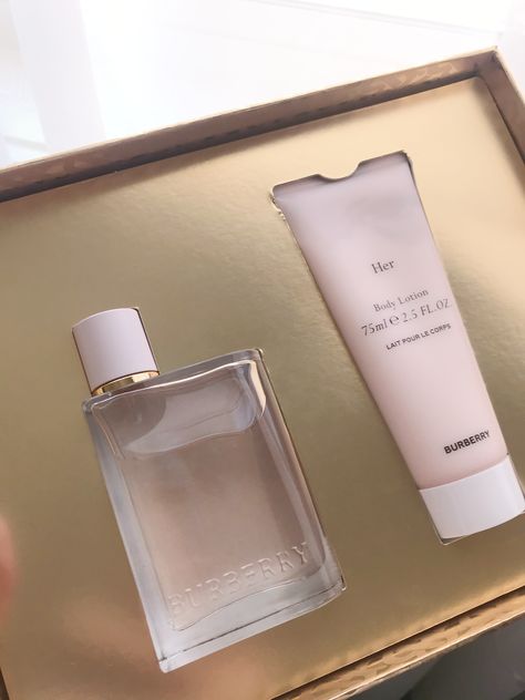 Burberry her perfume and body lotion pack. Sweet perfume aesthetic Burberry Her Perfume, Perfumes Aesthetic, Burberry Aesthetic, Burberry Her, Her Perfume, Perfume Aesthetic, Burberry Perfume, Xmas Wishlist, Sweet Perfume