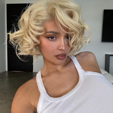 Kylie Jenner's Blonde Bob Is *So* Marilyn Monroe-Coded Kylie Jenner Blonde Hair, Bleach Blonde Bob, Manifesting Lifestyle, Angelina Core, Kylie Jenner Icons, Kylie Jenner Blonde, Kristen Jenner, Jenner Hair, Kylie Jenner Hair