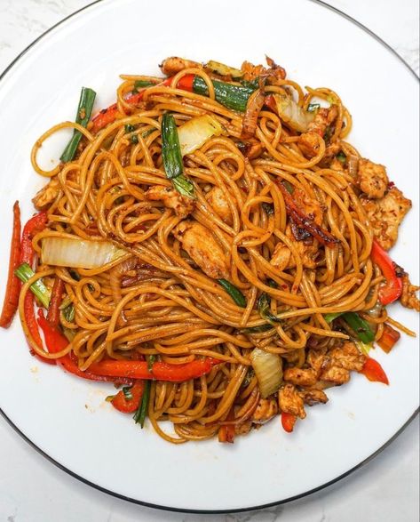 Chicken Stir Fry Aesthetic, Nice Food Pictures, Stir Fry Aesthetic, Spaghetti Pictures, Nigerian Spaghetti, Spaghetti Stir Fry, Stir Fry Spaghetti, Spaghetti Aesthetic, Fast Food Pasta