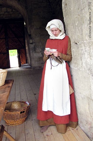 14th Century Clothing, Peasant Clothing, Medieval Peasant, European Costumes, Medieval Garb, Woman Costume, Medieval Clothes, Medieval Woman, Medieval Costume