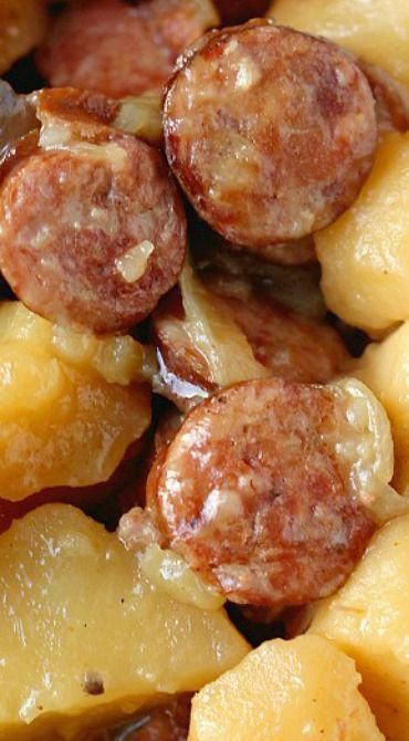 Homemade Crock Pot Sausage & Potatoes! This recipe is so easy to make and is definitely filling! This is the perfect dish to make for a cool fall night! Crockpot Sausage Potatoes, Crockpot Sausage And Potatoes, Crockpot Sausage, Sausage Crockpot, Sausage Potatoes, Breakfast And Brunch, Crockpot Dishes, Think Food, Kielbasa