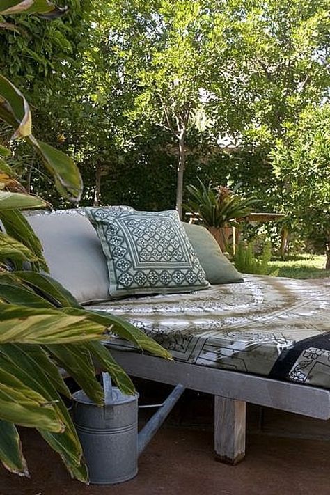 65 Outdoor Bed Ideas for Relaxing with Nature and Escape the Stuffy Indoors - Page 2 of 3 Diy Outdoor Movie Screen, Outdoor Lounge Seating, Outdoor Cabana, Lounge Bed, Outdoor Beds, Patio Lounge, Outdoor Swing, Outdoor Chaise Lounge, Lounge Seating