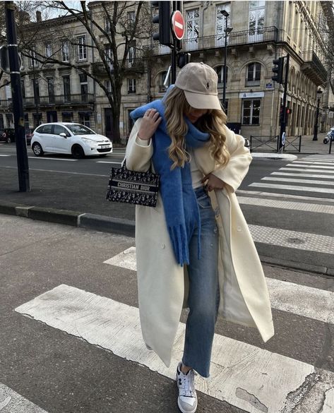 Nyc Outfits, New York Outfits, Skandinavian Fashion, Winter Fashion Outfits Casual, Cold Outfits, Paris Outfits, Looks Street Style, Blue Scarf, Mode Inspo