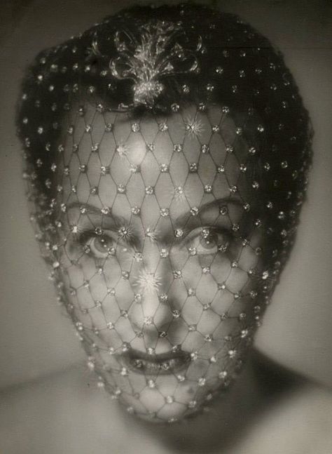 Ephemeral Elegance (@drapedinhistory) / Twitter Gloria Swanson, Old Hollywood Actresses, Silent Film Stars, Marlene Dietrich, Vintage Icons, Hollywood Legends, Silent Film, White Photo, Vintage Glamour