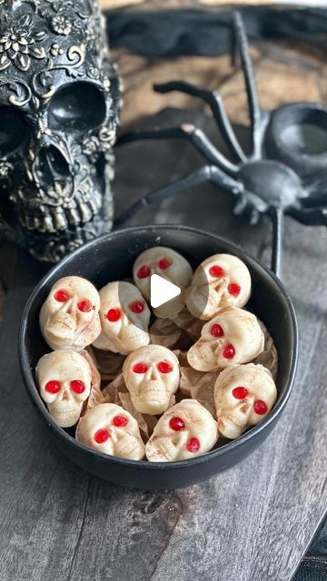 Chocolate Molds Recipe, White Chocolate Cocoa, Halloween Dip, Holiday Food Crafts, Melted White Chocolate, Chocolate Candy Recipes, White Chocolate Strawberries, Spooky Food, Dipped Strawberries