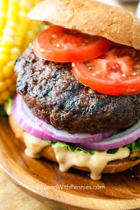 This 4 ingredient classic hamburger recipe is made with ground chuck, onion, worcestershire sauce & seasonings. It is quick and easy to pull together! Hamburgers Homemade, Burgers On The Stove, Classic Hamburger, Easy Homemade Burgers, Baked Beans Crock Pot, Burger Side Dishes, Hamburger Recipe, Easy Burger Recipe, Recipes Using Ground Beef