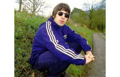 The 90 Greatest '90s Fashion Trends Liam Gallagher Jacket, 90s Britpop, Liam Gallagher Oasis, Oasis Clothing, Liam And Noel, 90’s Outfits, Oasis Band, The Gallaghers, Brit Pop