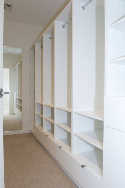 Small walkin closet ideas layout - Narrow walk in closet ideas layout - Home decor ideas Long Narrow Closet, Narrow Walk In Closet, Narrow Closet Design, Small Master Closet, Ideas Armario, Narrow Closet, Master Closet Organization, Walk In Closet Design, Armoire Dressing