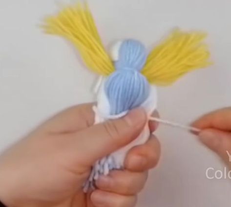 How to make birds using yarn tutorial Wool Birds, Wool Birds Ideas, Yarn Birds How To Make, How To Wind Yarn Into A Ball, Needle Felt Bird Tutorial, Yarn Tutorials, Great Hobbies, Christmas Trends, Color Crafts